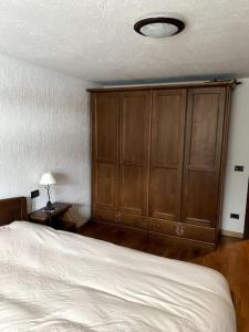 A bed or beds in a room at Appartamento con giardino privato