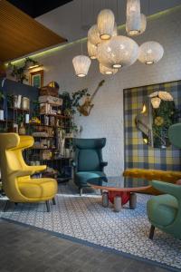 une pièce avec des chaises et une table dans un magasin dans l'établissement Hotel Mirador de Chamartín, à Madrid