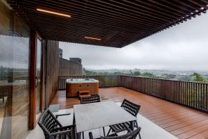Rõdu või terrass majutusasutuses Radisson Resort and Spa Lonavala