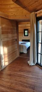 - une chambre dans une cabane en rondins avec un lit dans l'établissement Chalet Duras, à Saint-Trond