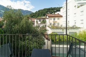 Vista generica sulle montagne o vista sulle montagne dall'interno dell'appartamento