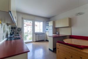 una cucina con un tavolo e un piano di lavoro di Merano-biz a Merano