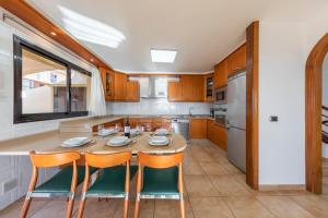 Kuchnia lub aneks kuchenny w obiekcie MEDANO4YOU Carmen's Beach House