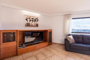 Telewizja i/lub zestaw kina domowego w obiekcie MEDANO4YOU Carmen's Beach House