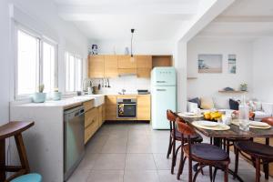 Las ErasにあるCasa El Guinchoのテーブルと冷蔵庫のあるキッチン