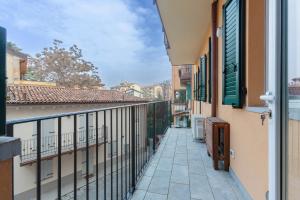 ボローニャにあるBologna Saragozza District Apartmentの2棟の間の通路