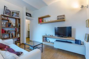 ボローニャにあるBologna Saragozza District Apartmentの白いソファと薄型テレビのあるリビングルーム