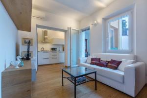 ボローニャにあるBologna Saragozza District Apartmentの白いソファとテーブルのあるリビングルーム