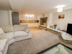 a living room with a couch and a kitchen at 1 The Riverside in Barnard Castle