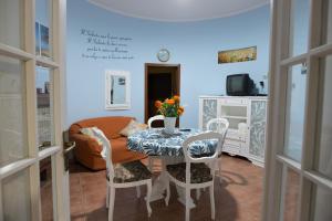 A television and/or entertainment centre at Villa Laura Salento