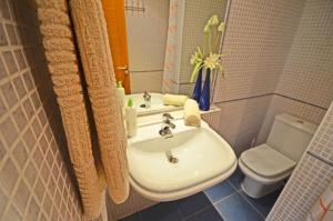 Koupelna v ubytování Ferienwohnung PLAYA - Pool - 50 m Strand - Meerblick - WiFi