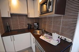 Kuchyň nebo kuchyňský kout v ubytování Ferienwohnung PLAYA - Pool - 50 m Strand - Meerblick - WiFi