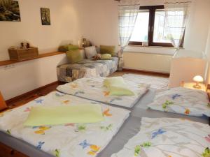 Un pat sau paturi într-o cameră la Haus Alpaka