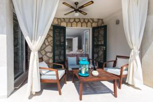 Patio alebo iná vonkajšia časť ubytovania Apartments Villa Mirjana
