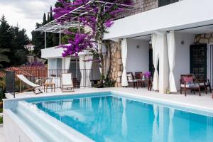 Bazén v ubytovaní Apartments Villa Mirjana alebo v jeho blízkosti