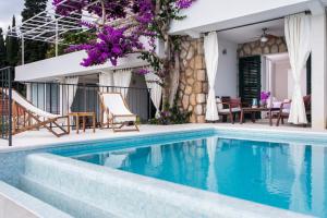 Bazén v ubytovaní Apartments Villa Mirjana alebo v jeho blízkosti
