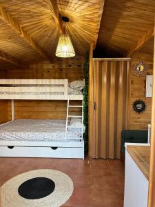 Łóżko lub łóżka piętrowe w pokoju w obiekcie Cabaña 'Jardín Secreto'