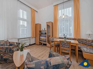 ein Wohnzimmer mit einem Sofa und einem Tisch in der Unterkunft Villa Fichtenhain Whg. 02 in Bansin