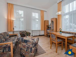 ein Wohnzimmer mit einem Sofa und einem Tisch in der Unterkunft Villa Fichtenhain Whg. 02 in Bansin