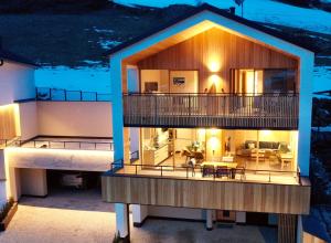 Casa con balcón y sala de estar. en Silent Luxury Chalet LAIET, en San Valentino alla Muta