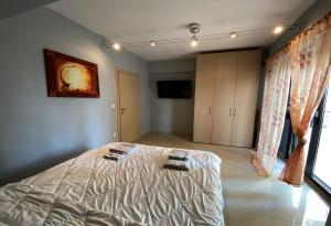 Giường trong phòng chung tại Prosilio Apartment