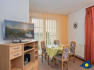 StubbenfeldeVilla Maria Gabriele Whg 09的带桌子和电视的客厅