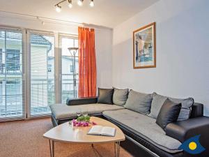 StubbenfeldeVilla Maria Gabriele Whg 09的客厅里有一张沙发和一张桌子。