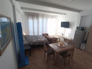 a small room with a bed and a table and chairs at Apartamento de lujo en la Sierra in Becerril de la Sierra