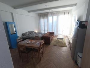 a small living room with a couch and a table at Apartamento de lujo en la Sierra in Becerril de la Sierra