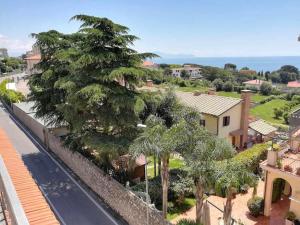 Vista arial de uma casa com palmeiras e uma rua em CASA DINKY Attico con terrazza vista mare em Formia