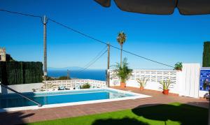 ガラチコにあるLa casa de mi abuelaの海を背景にしたスイミングプール