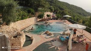 una grande piscina con persone di Il Corbezzolo Tropea Residence a Tropea