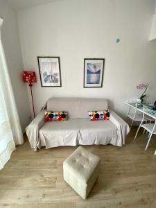 パラーウにあるCasa Lucaの白い部屋(ベッド1台、テーブル付)