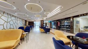 فندق اياس في عمّان: مطعم فيه كراسي زرقاء وطاولات ومخزن