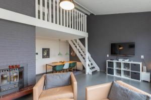 尼維萊特的住宿－Lepelblad 7, Nieuwvliet，客厅配有沙发和桌子