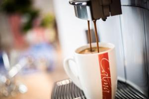eine Tasse Kaffee mit einem Stock drin in der Unterkunft CALMA Berlin Mitte in Berlin