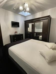 Un pat sau paturi într-o cameră la PENSIUNE RESTAURANT CAPRA NEAGRA
