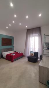 - une chambre avec un lit, un canapé et une fenêtre dans l'établissement La Casa di Halley, à Naples