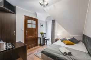 niewielka sypialnia z łóżkiem i biurkiem w obiekcie Hotel Smile Pieniny w mieście Szczawnica