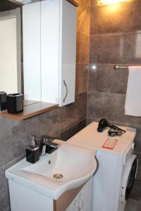een badkamer met een wastafel en een wasmachine bij Riva Marina in Kuşadası