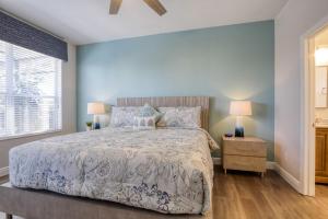 ein Schlafzimmer mit einem Bett und einer blauen Wand in der Unterkunft Disney Daze Villa - 5 bed Windsor Hills pool home in Orlando