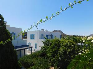 vistas a algunos edificios blancos con árboles en Anna Ageliki, en Damnoni