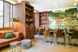 ニースにあるHôtel de France, un hôtel AMMIのリビングルーム(ソファ、テーブル、椅子付) +37枚の写真