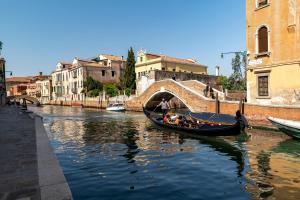 gondola płynąca wzdłuż kanału w mieście w obiekcie Ca' dei Carmini w Wenecji