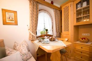 una piccola cucina con tavolo e finestra di Haus Elisabeth a Mittenwald