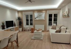 sala de estar con sofá blanco y mesa en Gîte "La bulle de Léna" avec petit-déjeuner garage et parking en Flavigny