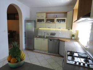 Kuchyňa alebo kuchynka v ubytovaní Holiday house in Ljubač with sea view, terrace, air conditioning, Wi-Fi (4851-1)
