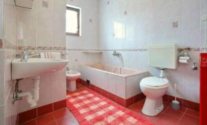 Kúpeľňa v ubytovaní Holiday house in Ljubač with sea view, terrace, air conditioning, Wi-Fi (4851-1) + 26 fotografií