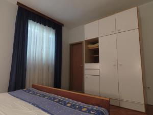 Posteľ alebo postele v izbe v ubytovaní Holiday house in Ljubač with sea view, terrace, air conditioning, Wi-Fi (4851-1)