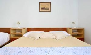 Posteľ alebo postele v izbe v ubytovaní Holiday house in Ljubač with sea view, terrace, air conditioning, Wi-Fi (4851-1)
